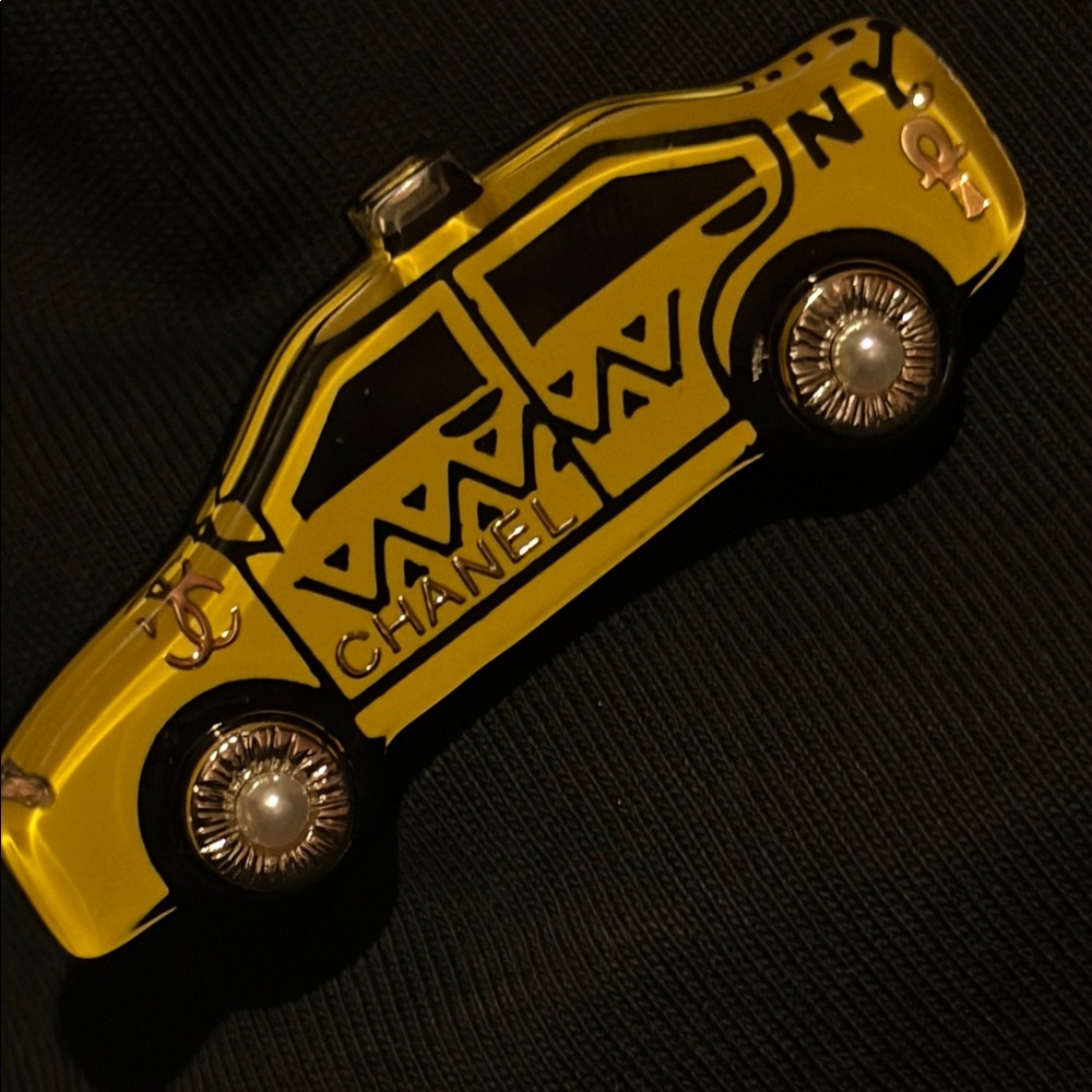 🪩 CC 🚕 resin brooch 💛 NEW 🖤 - Picture 7 of 9